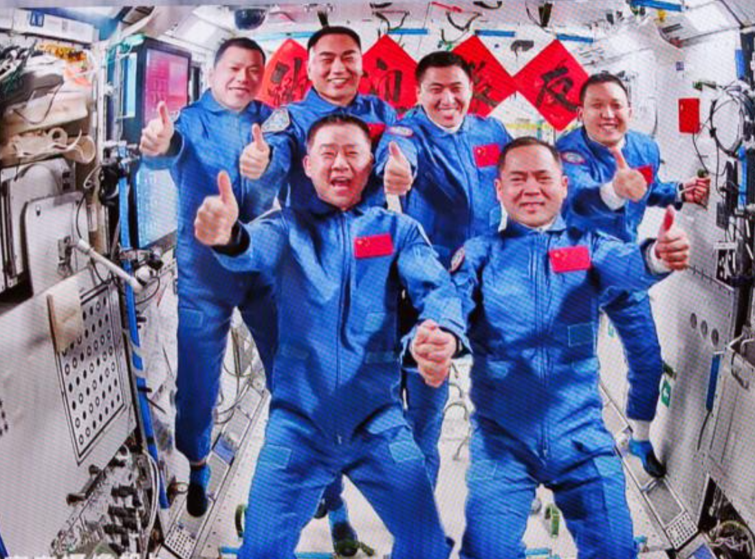 神舟二十號航天員乘組和神舟二十一號航天員乘組日前會師後拍攝照片。（新華社資料圖片）