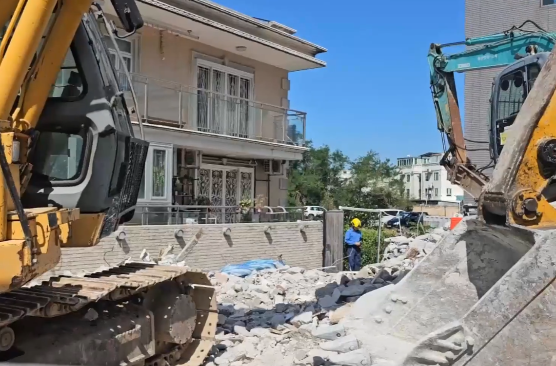 元朗有村屋牆壁倒塌，壓著一名女工最終不治。(有線新聞畫面)