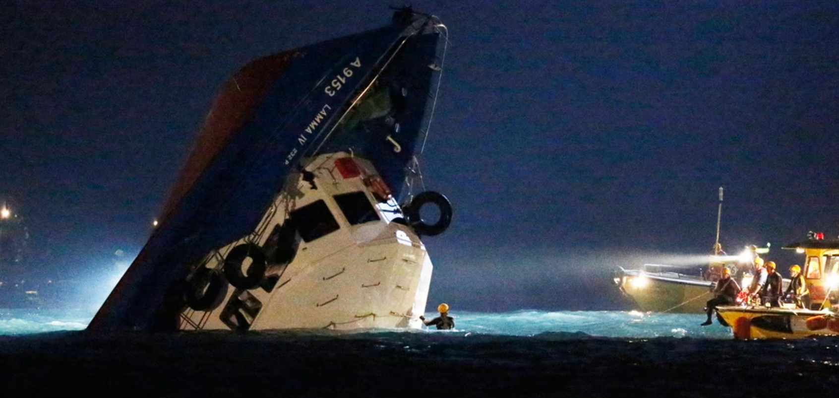 2012年國慶日，載有逾百名乘客的「南丫四號」客船被港九小輪「海泰號」撞擊，最終造成39人死亡    (美聯社)