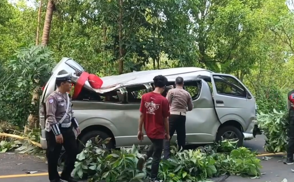 一輛載有13名中國遊客的小巴在印尼峇里島發生嚴重交通意外，導致5死8傷(影片截圖)