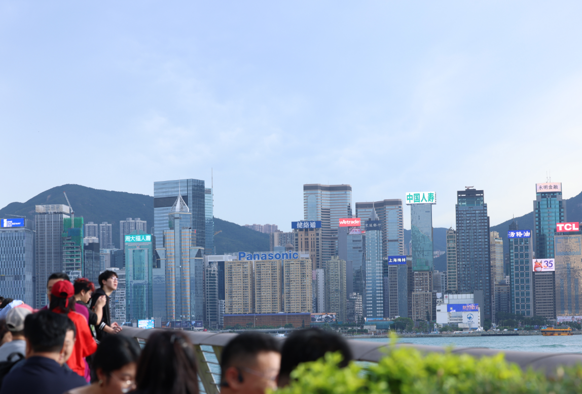 全年實質本地生產總值增長預測，政府向上修訂至3.2%。（中通社）