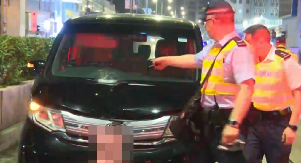 旺角於5月29日發生致命車禍，一名60歲越南籍男子被一輛警察私家車撞倒捲入車底，送院搶救後不治，駕駛警方私家車執勤的46歲男警事後涉危險駕駛引致他人死亡被捕。(有線新聞截圖)