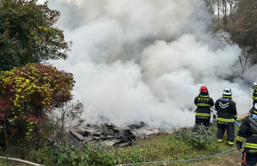日本熊本縣菊池市周四(11月20日)有建築物發生火災，火勢蔓延至附近的森林，燒毀了一間單層木屋和兩間狗舍繁殖場，事件中無人受傷，但有約100隻狗葬身火窟，包括貴婦狗及哈士奇。(影片截圖)