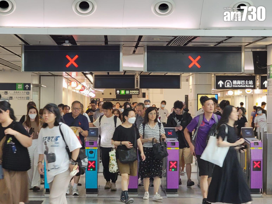 有港鐵乘客分享早上上班時間搭屯馬綫時遇上一名女乘客突暈倒，職員協助時她已醒過來，卻一度拒絕下車去醫院，理由是「要繼續返工」，引發熱議。(資料圖片)