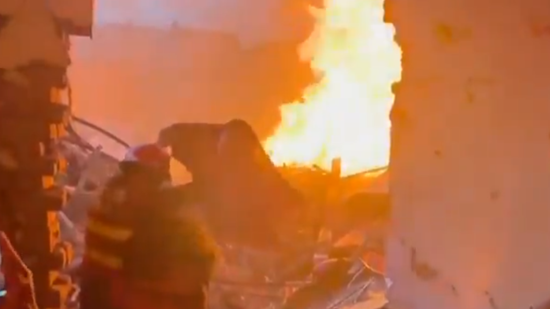 巴基斯坦一間膠水廠發生爆炸。(影片截圖)