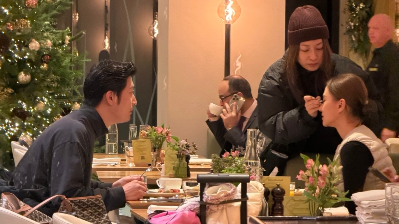 何超蓮竇驍傳婚變後再網民捕獲 倫敦撐枱腳疑一齊拍節目