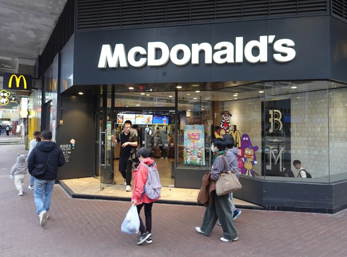 麥當勞在社交平台表示，3間大埔區24小時營業的麥當勞分店，包括大埔墟、太和、昌運，將為受火災影響的居民提供免費食物及飲品，以支援受影響人士。    (網上圖片)