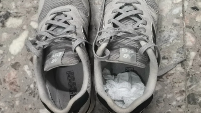 男子鞋底藏冰毒 走路異常緩慢 西九龍站斷正