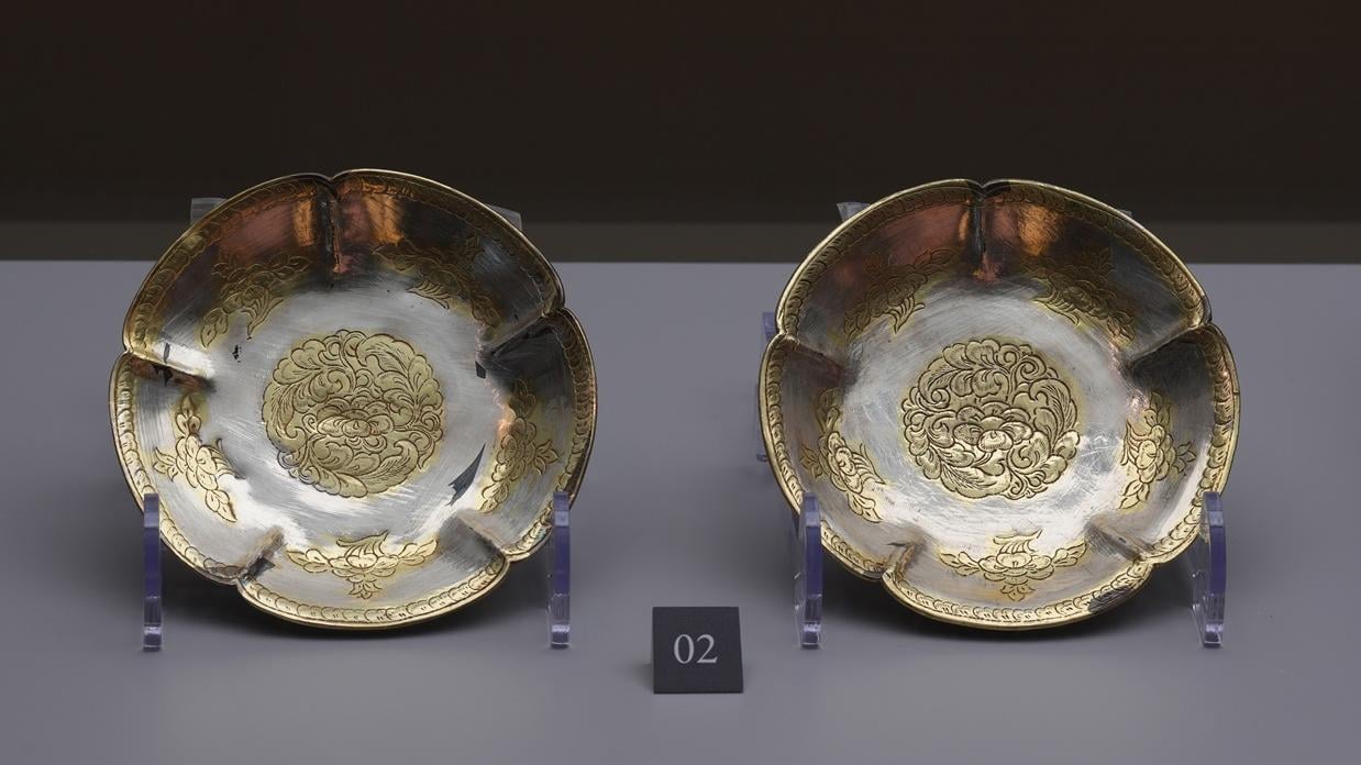 陝西法門寺佛塔地宮出土的「鎏金十字折枝花紋葵口銀碟（兩件）」，刻工瑰麗細膩，是唐代皇室敬佛的器物。（法門寺博物館藏）
