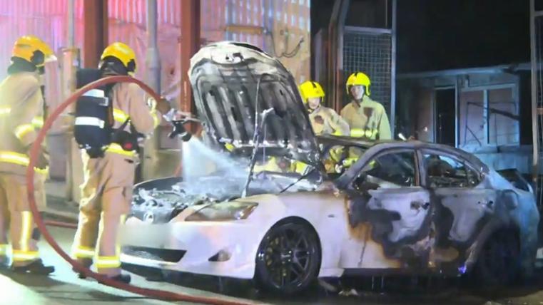 跑馬地私家車遭縱火燒成廢鐵，警聯絡車主揭套假牌。(有線新聞截圖)