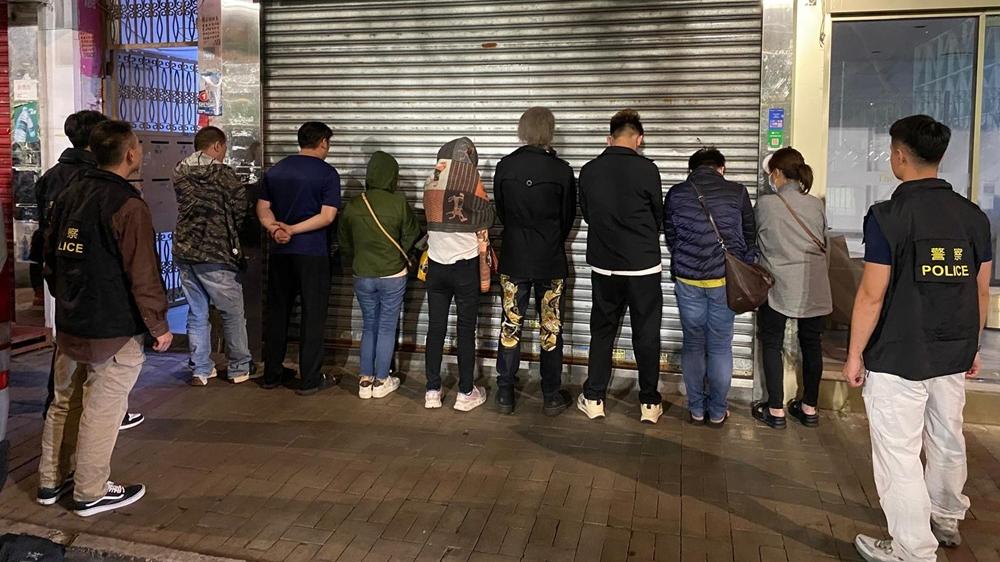 上水唐樓搗破非法賭檔拘9男女，檢21萬元籌碼及現金。(警方相片)