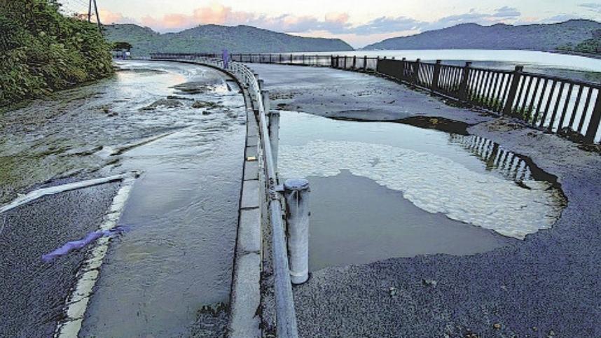 沖繩爆水管大範圍停水料37萬戶受影響，機場食肆暫停營業。(水管爆裂導致大規模漏水，道路淹水並坍塌。X)