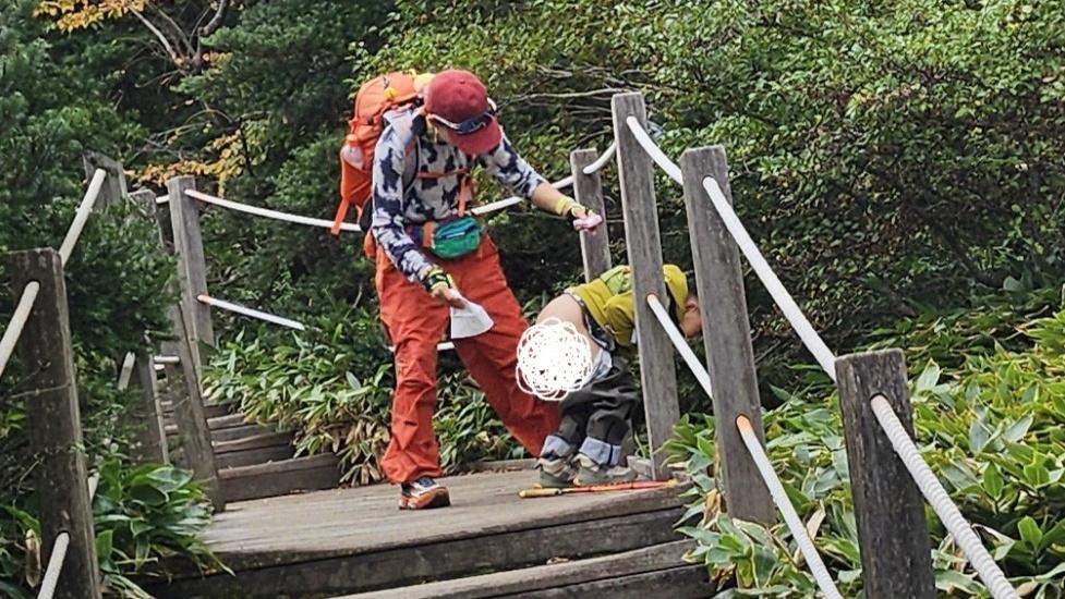 內地小孩登漢拏山路邊大便，目擊者：還將糞便留在原地。(網上圖片)