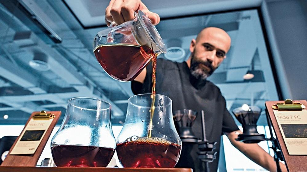 杜拜咖啡限量400杯，每杯天價7600元創世界紀錄。(FB)