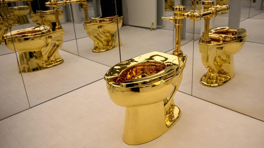 能沖水18K金馬桶近億元天價賣出，香蕉貼牆藝術家：旨在諷刺極端財富現象。(X)