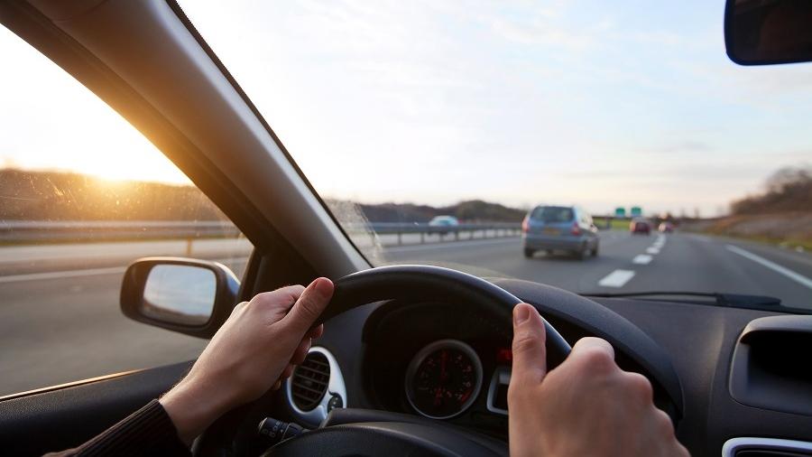 專家教握軚盤新方法，不是傳統「10時10分」。(網上圖片)