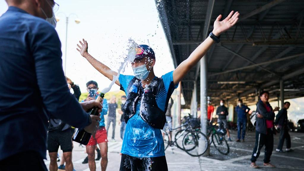 奔山巔絕望掙扎  用雙腳定義人生 《香港四徑大步走》「咁辛苦跑嚟做咩？」