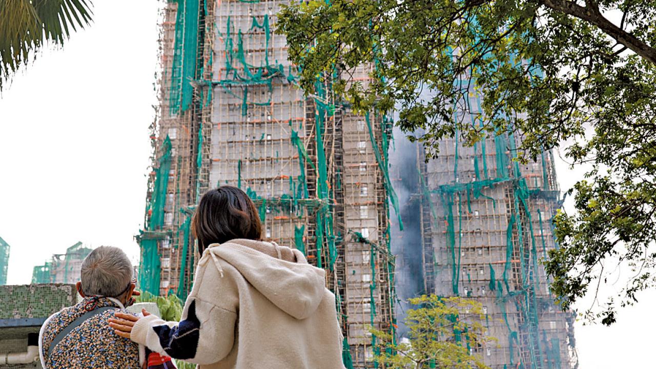 五級火翌日群眾圍觀火場 夫婦目睹家園燒禿 學生擔心同學安危