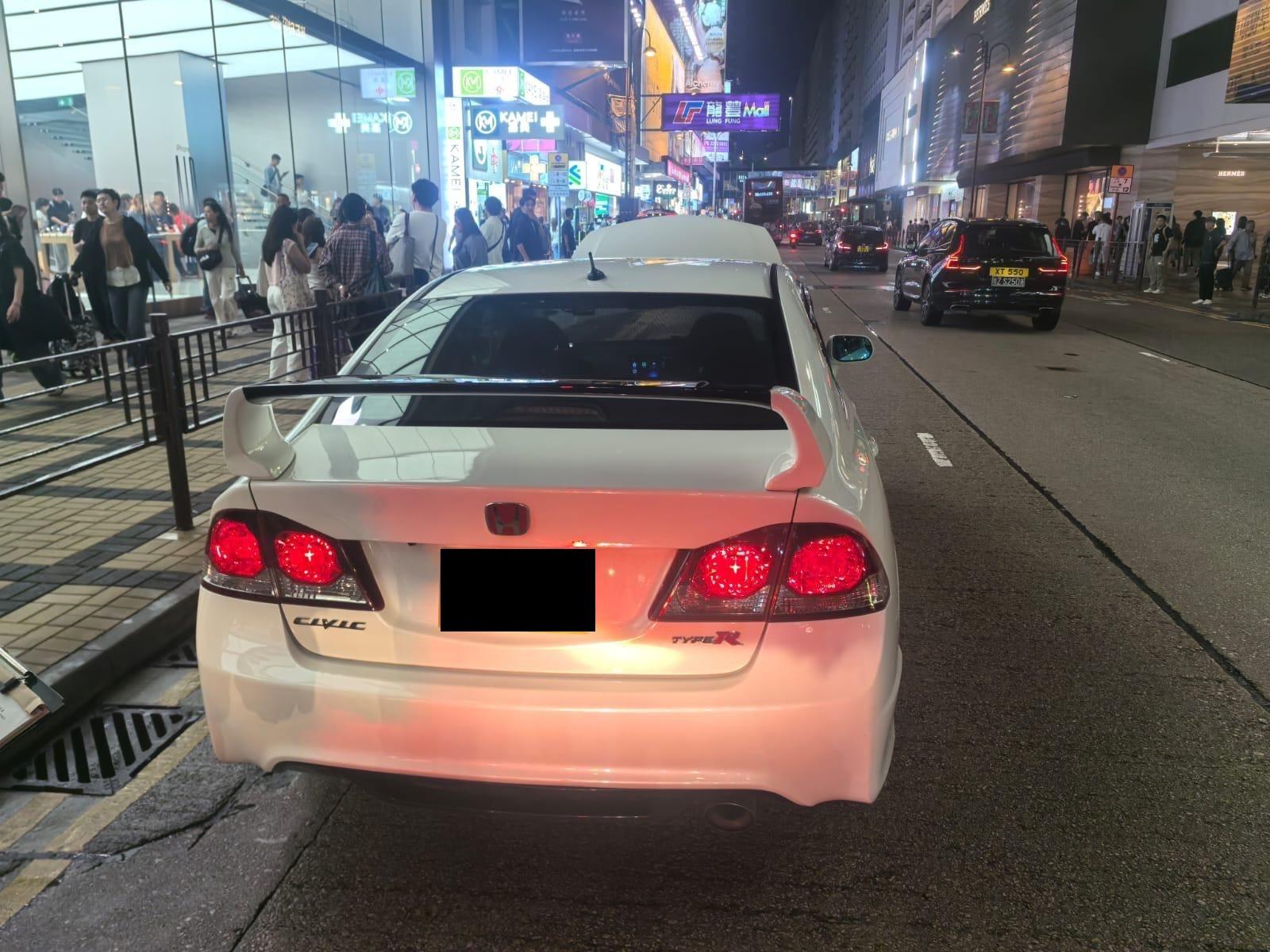 澳門格蘭披治賽車前夕，警西九拘5男扣10車。(警方圖片)