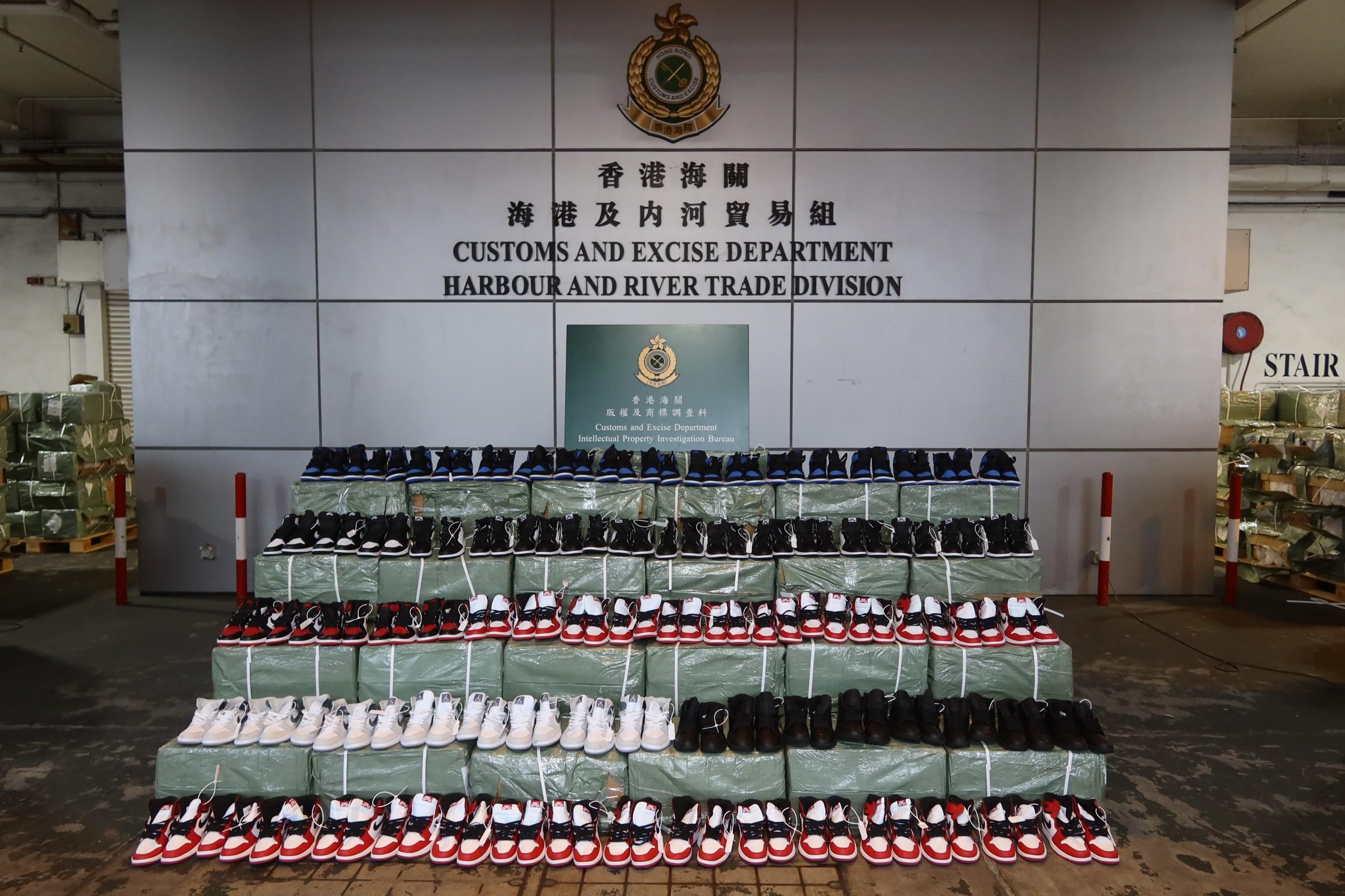 圖示檢獲的懷疑冒牌波鞋。(政府新聞處)
