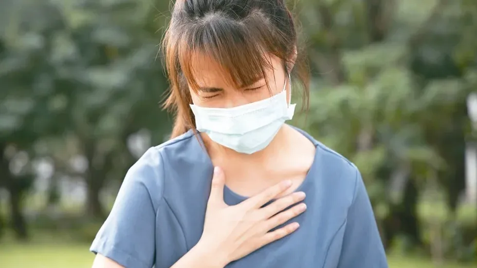 坊間流傳「用塑膠袋呼吸」來緩解過度換氣，這並非萬靈丹，反而會提高缺氧風險。