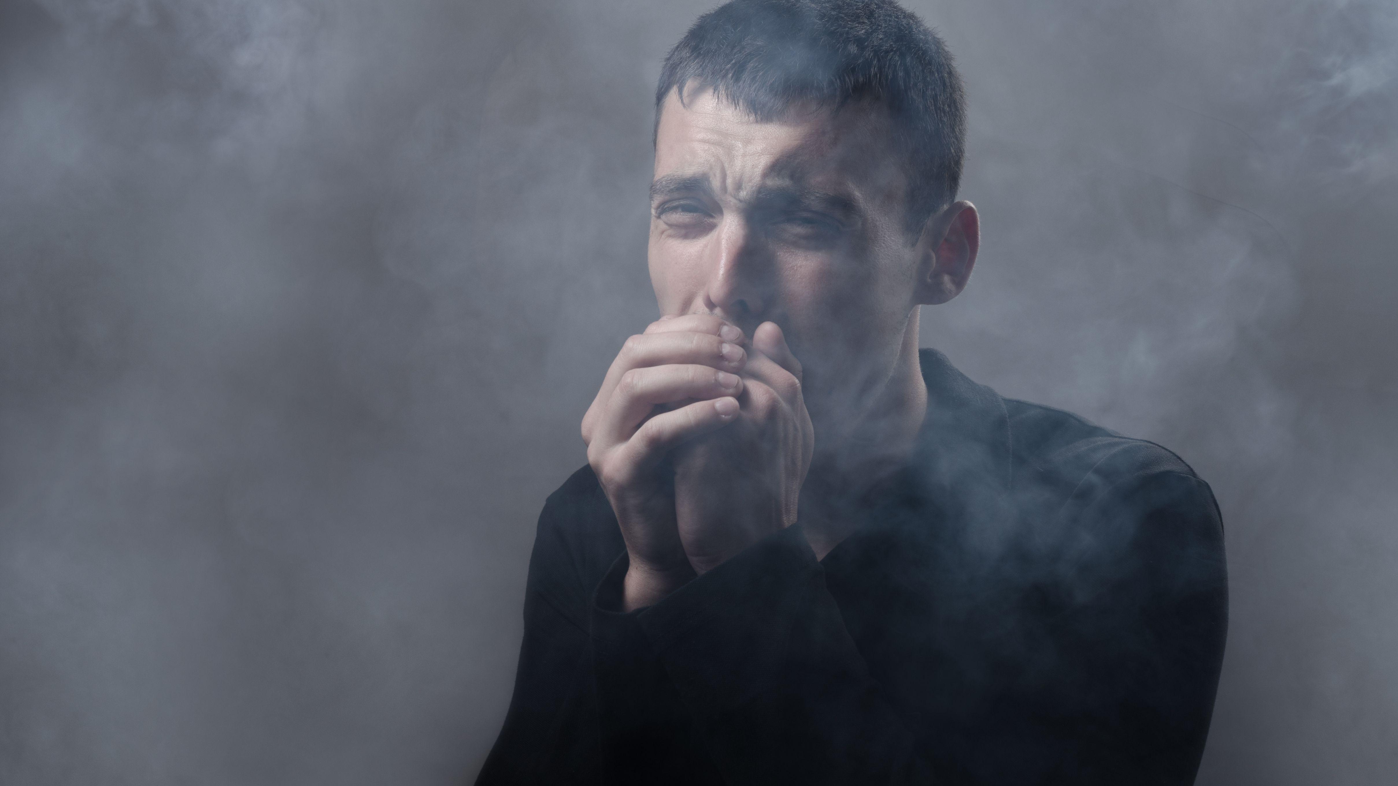 呼吸道不適 喉嚨乾涸 咳嗽 吸入煙霧 氣管乾燥 中醫