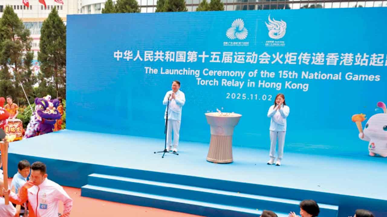 四城同步傳遞全運火炬 香港站聖火坐渡輪乘開篷巴