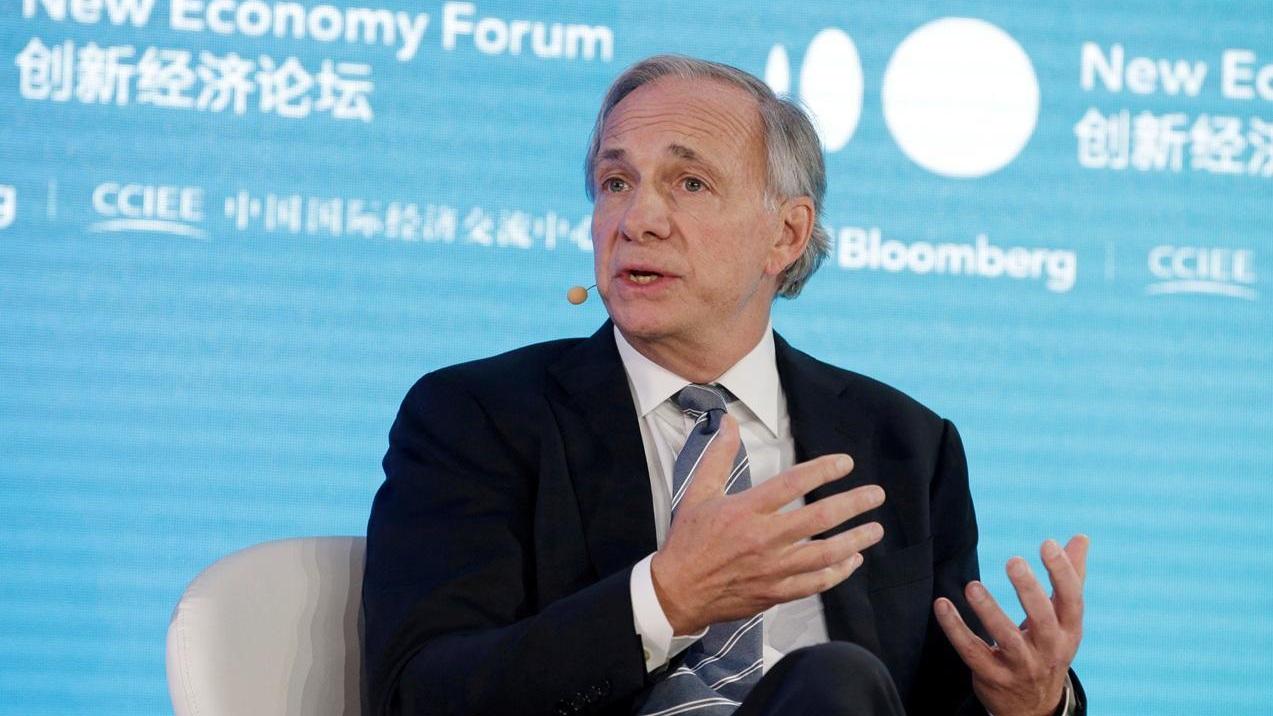 「鱷王」達里奧（Ray Dalio）表示，雖則人工智能（AI）相關市場出現泡沫跡象，但投資者不需急於拋售。