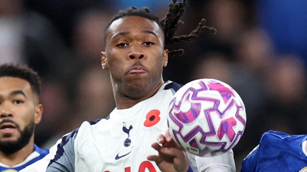 熱刺的烏杜治證實遭到用槍指嚇。(路透社)