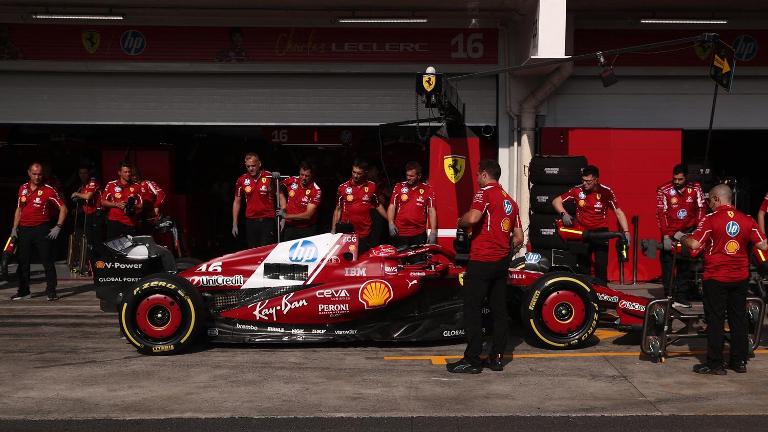 法拉利陸克萊進入維修站。(路透社)