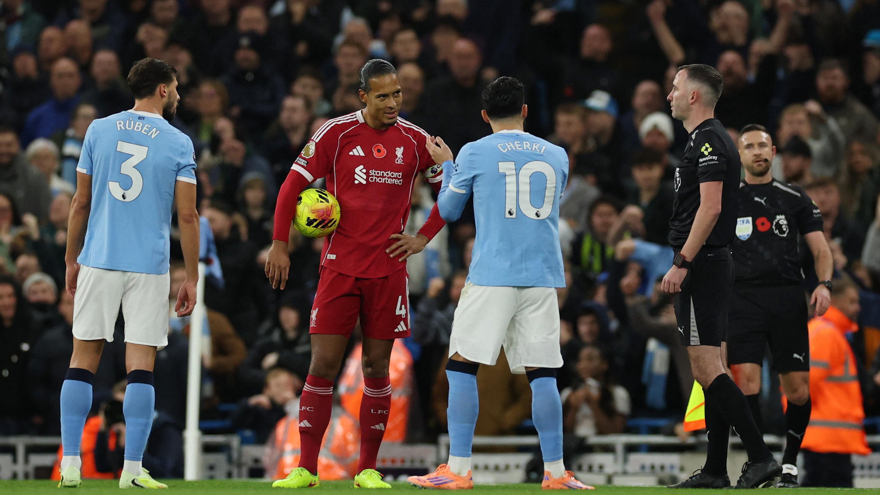 雲迪積克的入球被判「詐糊」後與球證爭議。(路透社)