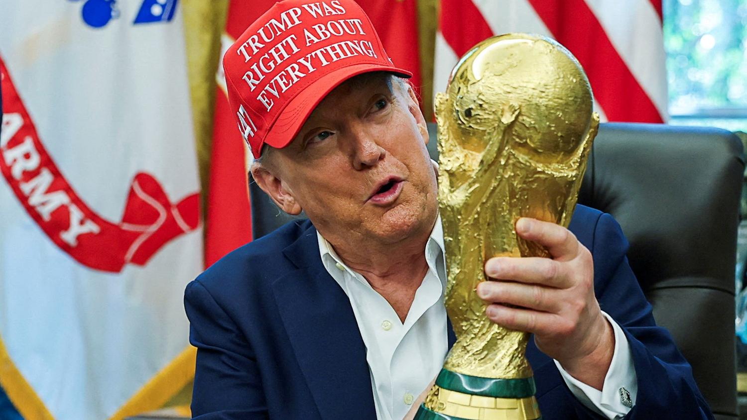 特朗普與世界盃獎盃。(路透社)