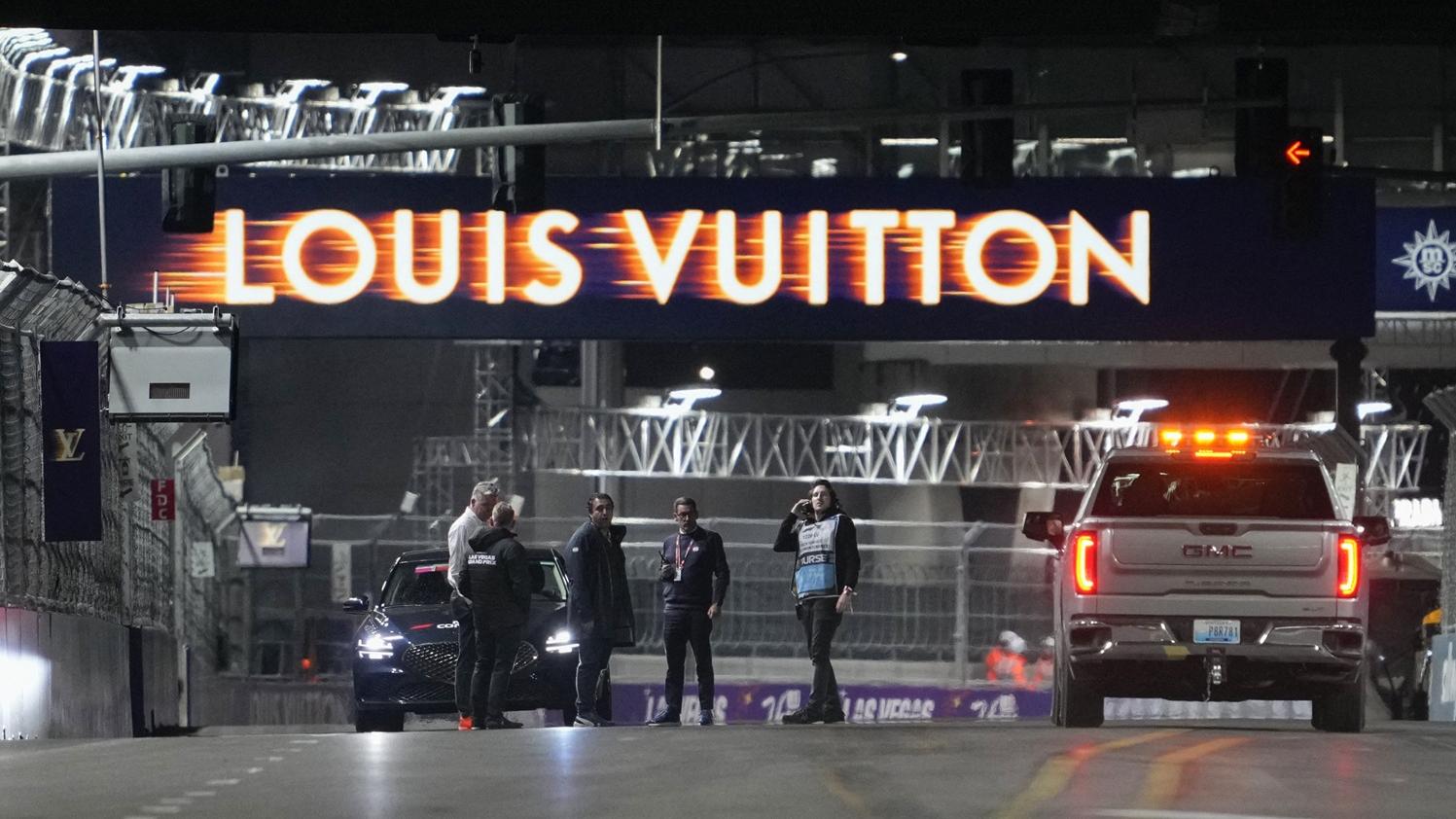 拉斯維加斯的賽道出現渠蓋鬆動，第2場練習賽腰斬。(路透社)