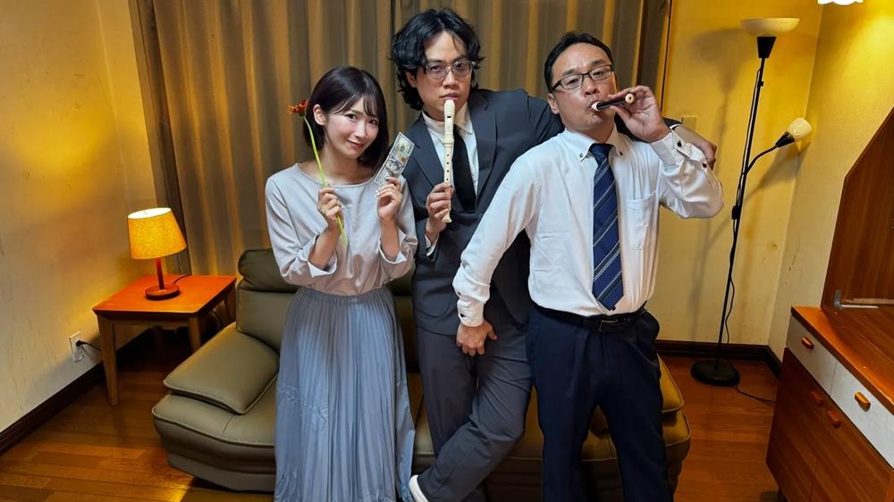 李拾壹揾AV大神東尼大木拍MV遭偷吻