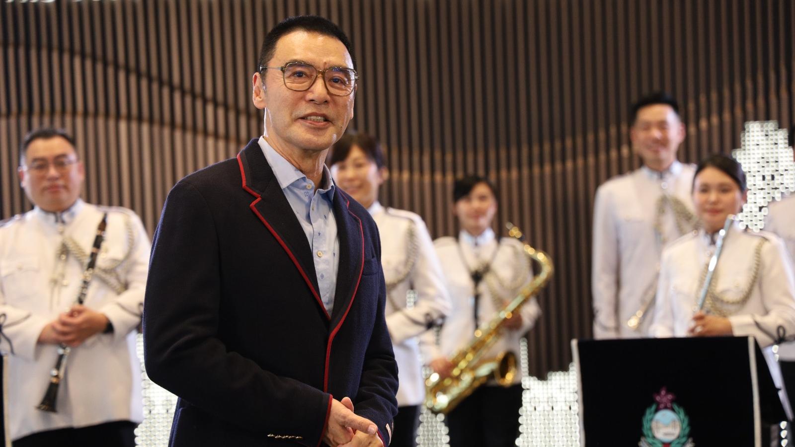 鍾鎮濤創作《投一票》呼籲市民投票 一個月連奪兩奬喜上加喜