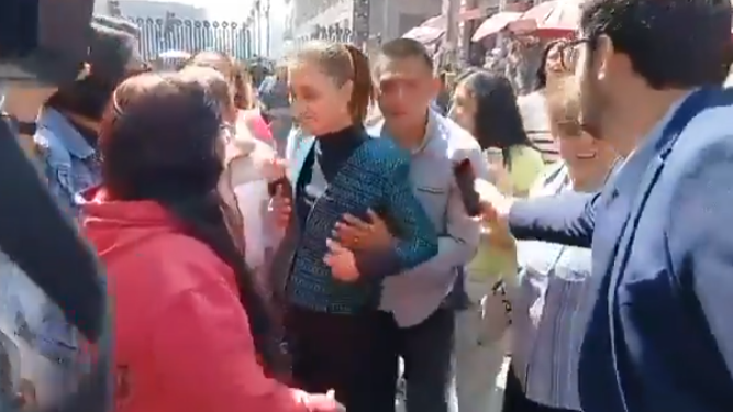 墨西哥女總統當街遭「強吻胸襲」 保安人員疑只顧看手機無及時阻止(有片)