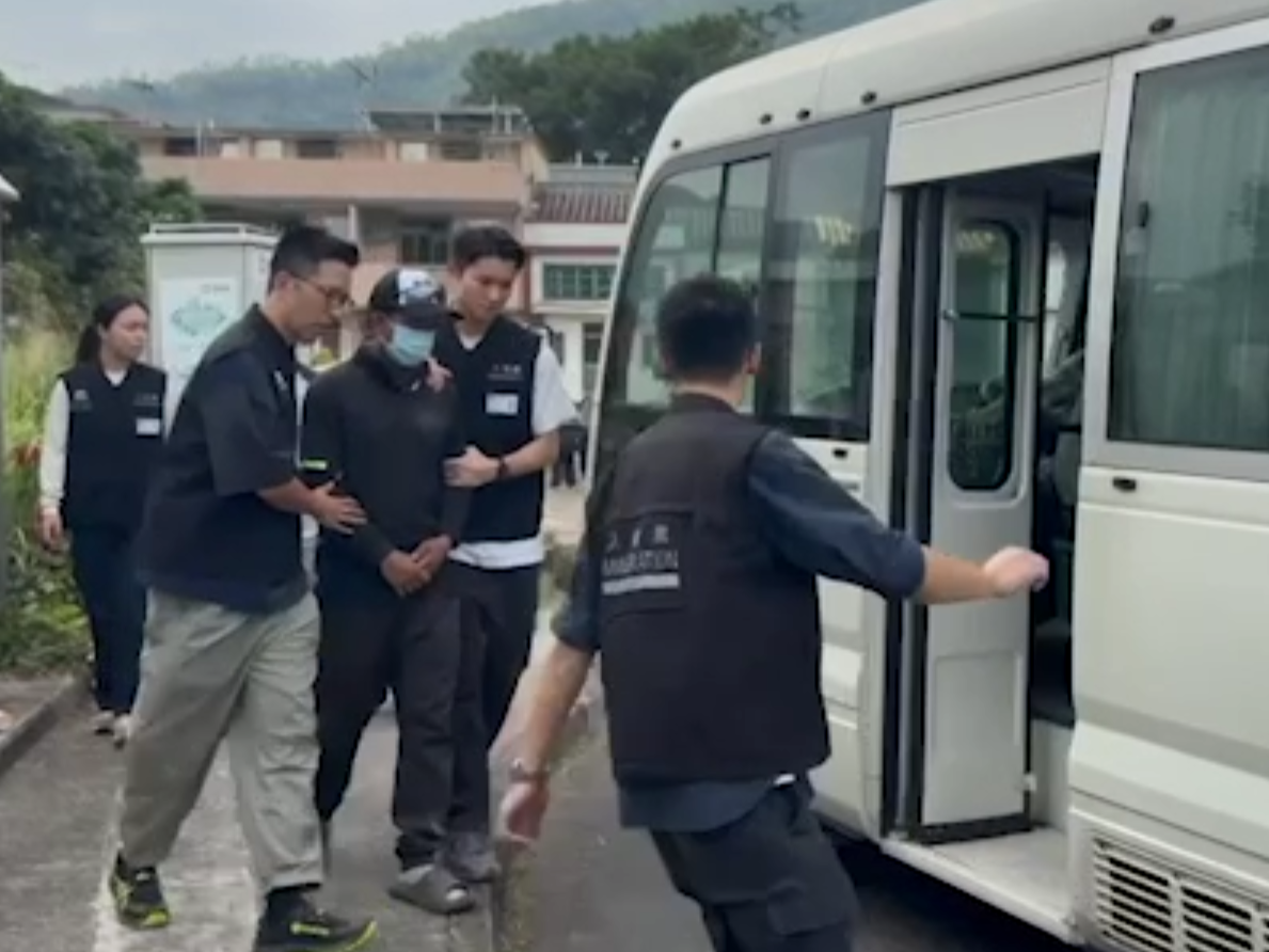 入境處掃蕩黑工拘21人，揭菲傭無牌在越野電單車場當教練。(港台截圖)