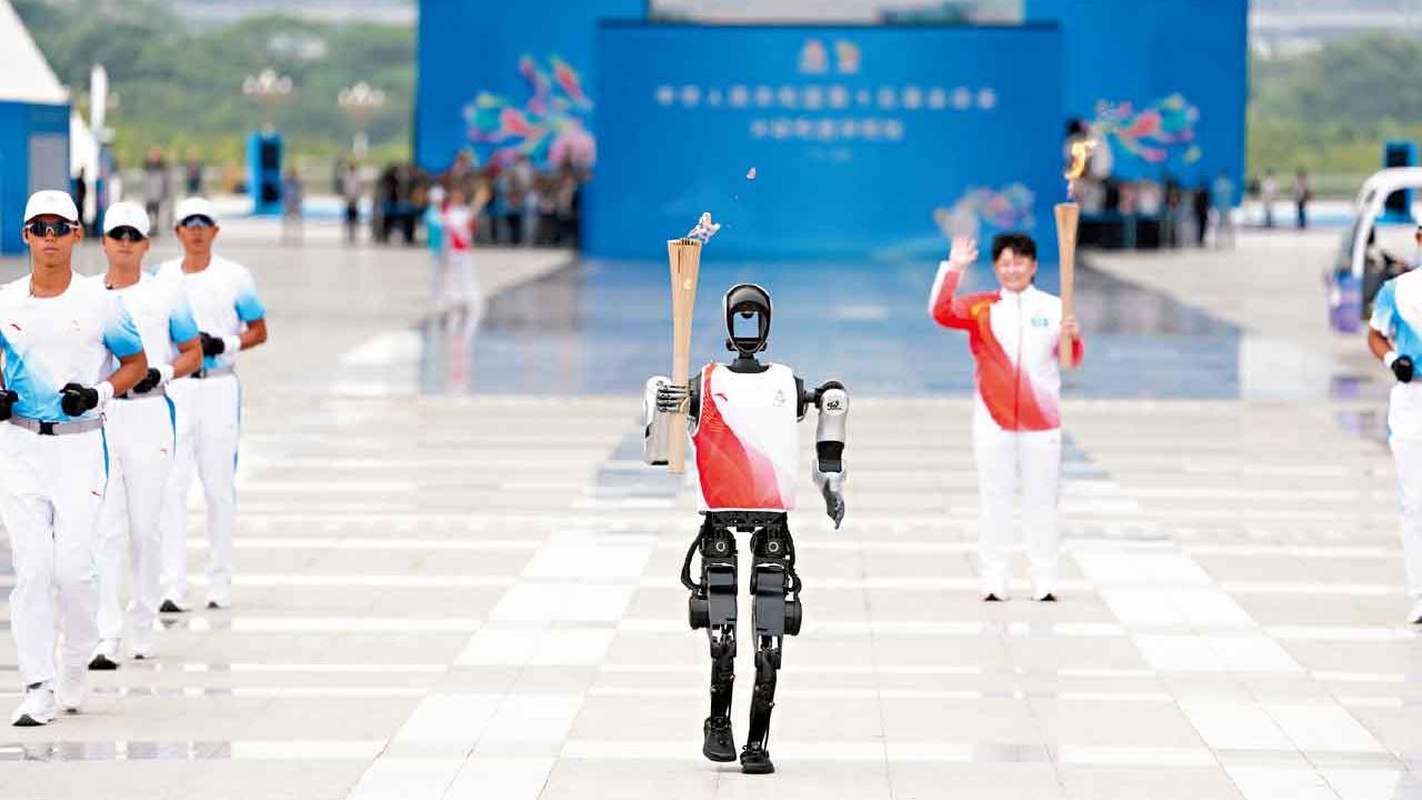 粵港澳四城全運會火炬傳遞各展特色 深圳機械人任火炬手 穗無人駕駛汽車傳聖火