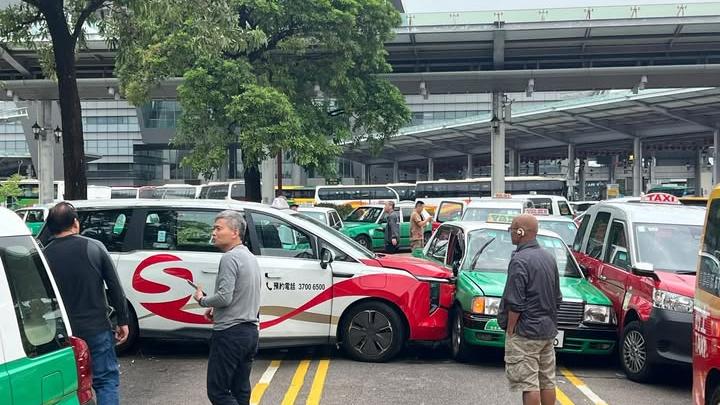 深圳灣口岸兩輛的士相撞。（fb「車cam L（香港群組）」圖片）