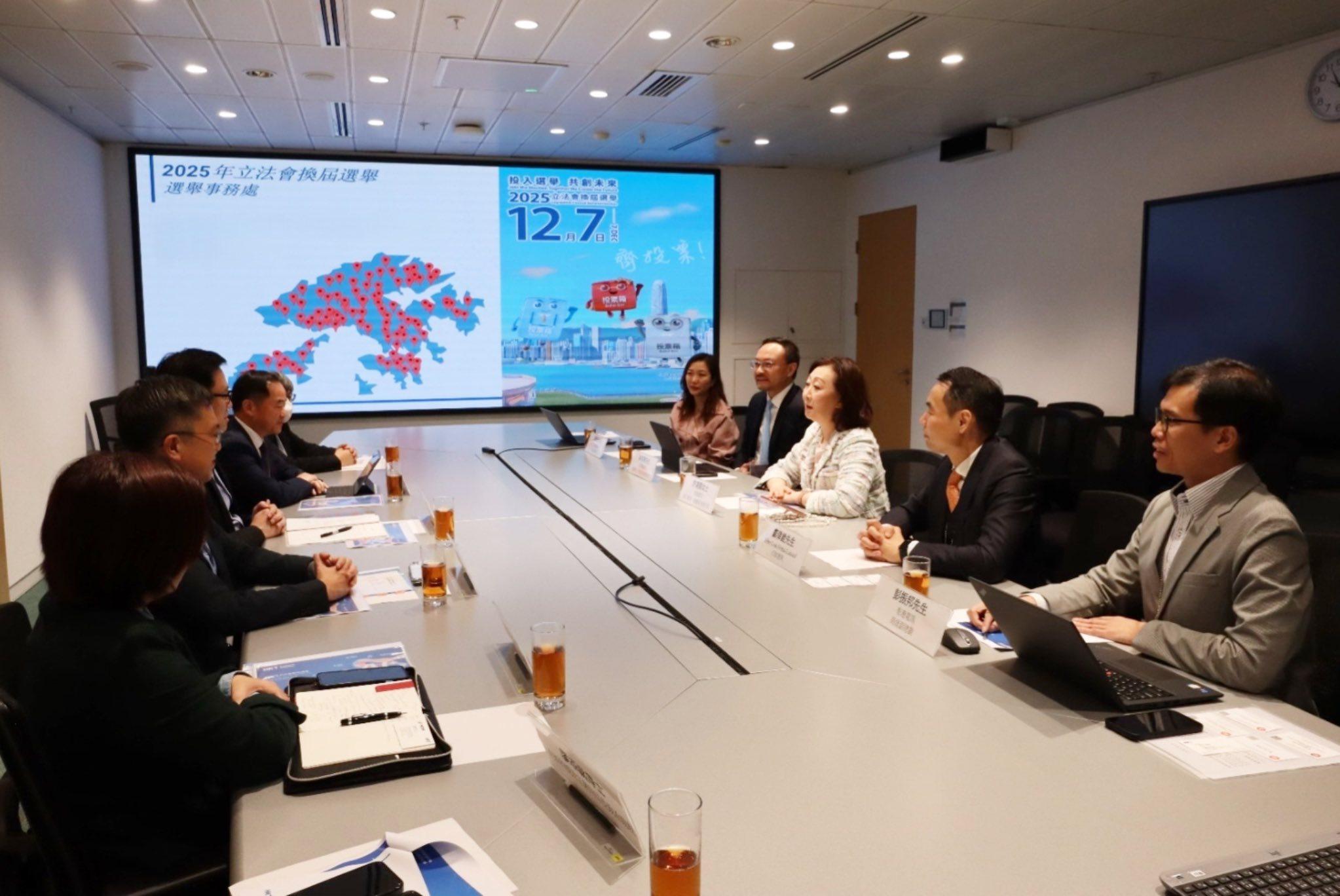 孫東與香港電訊管理層會面，就香港電訊為下月立法會換屆選舉提供網絡服務事宜，聽取相關籌備進展。（創科局社交網站）