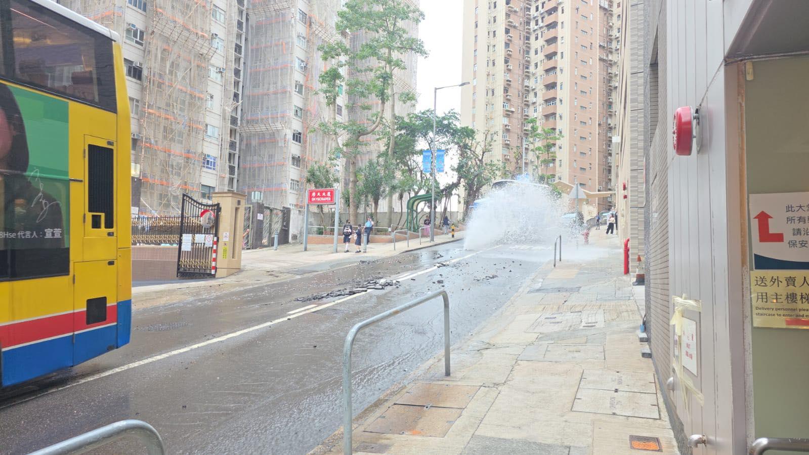 北角雲景道馬路有地底水管爆裂，(fb馬路的事 (即時交通資訊台))