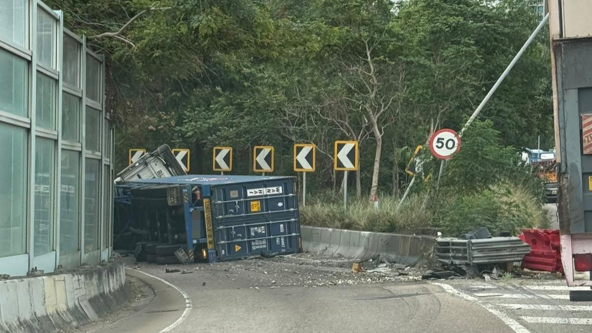 元朗公路有貨車翻側。（fb「馬路的事 (即時交通資訊台)」圖片）