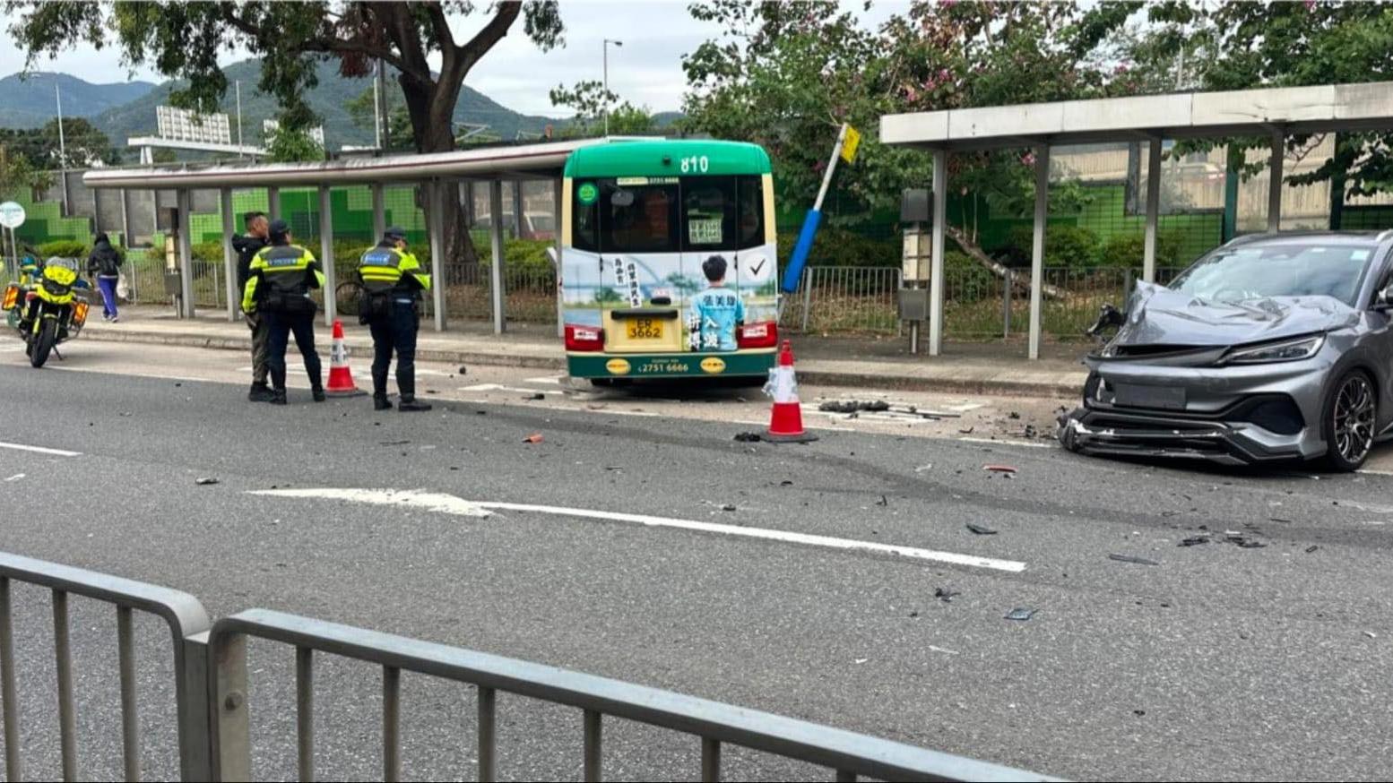 沙田綠Van撞私家車後剷上行人路。（fb「馬路的事 (即時交通資訊台)」圖片）