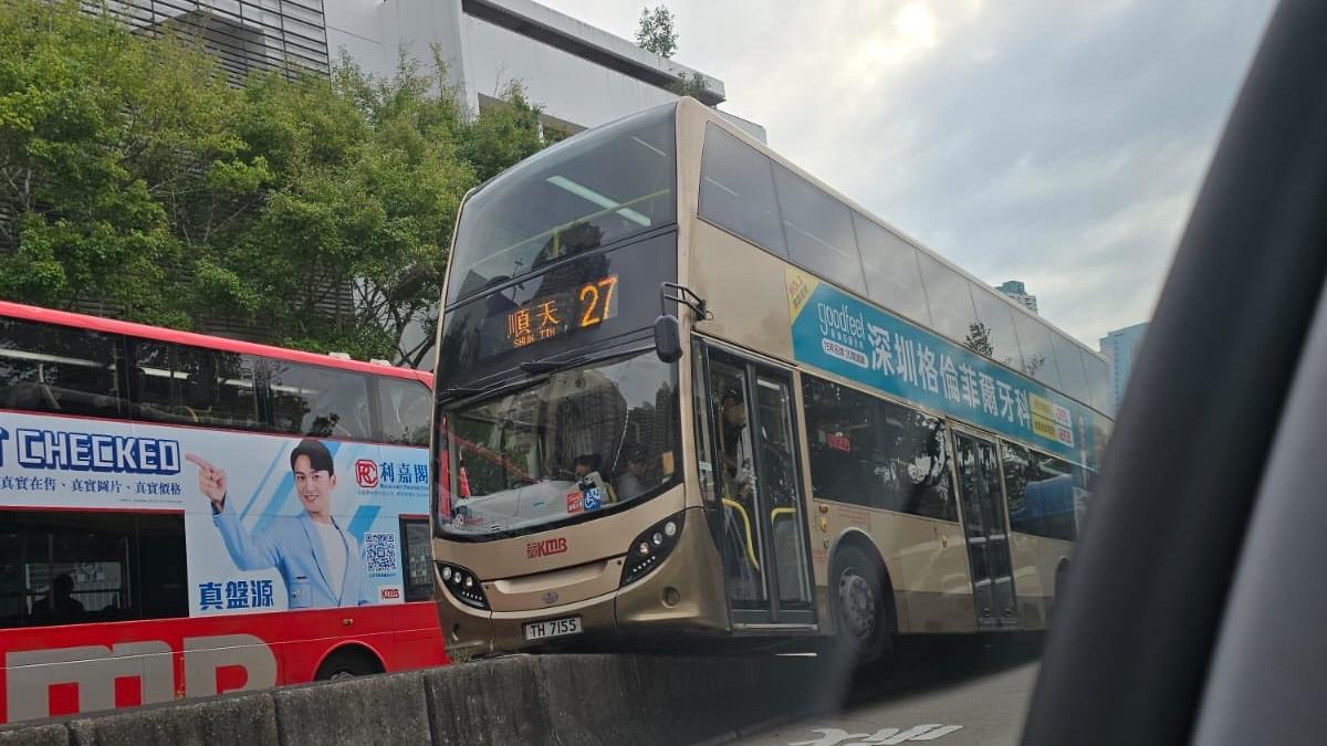 新清水灣道發生交通意外。（fb「車cam L（香港群組）」圖片）