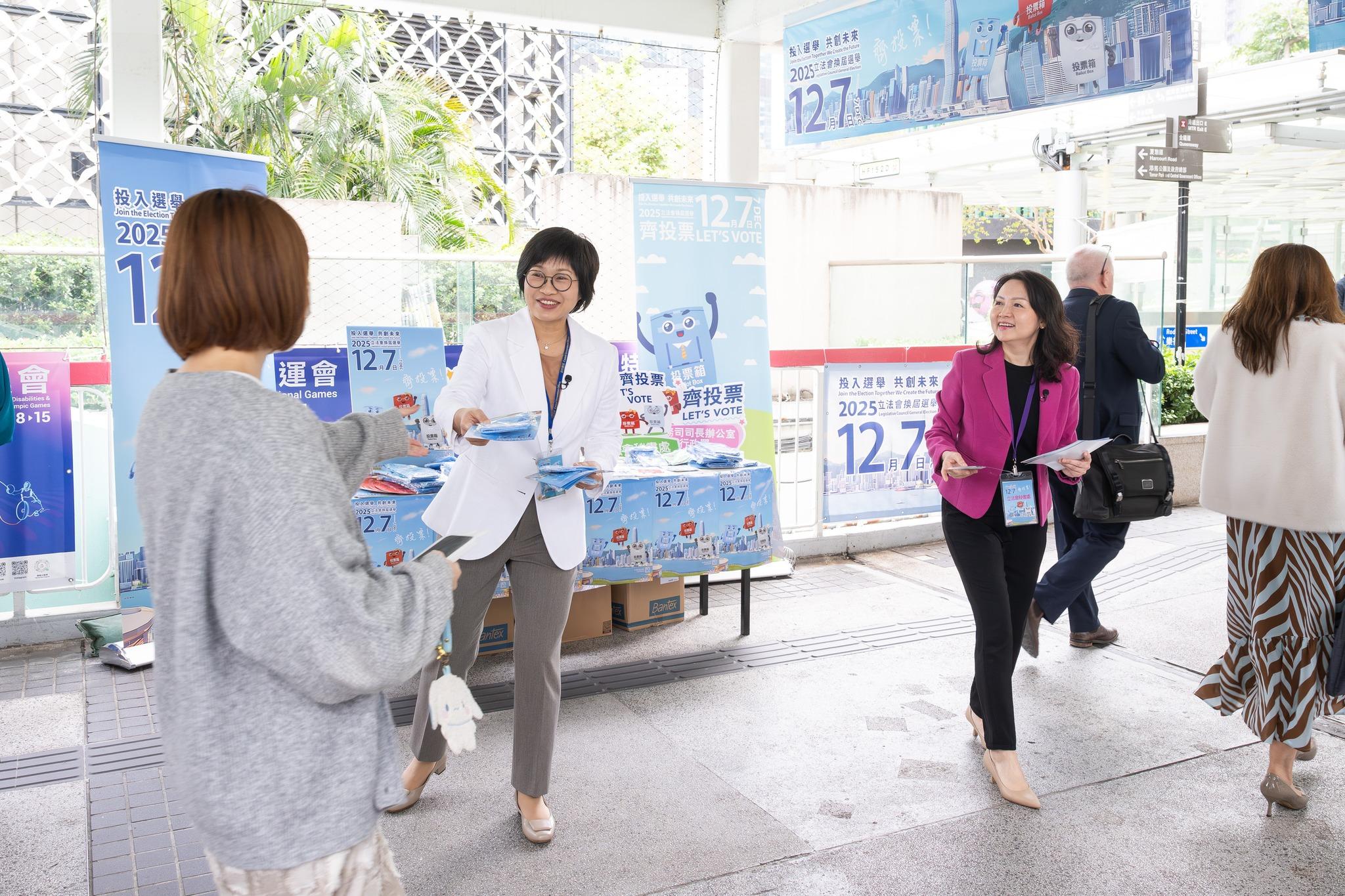 立法會秘書處與行政署拍住上鼓勵市民踴躍投票