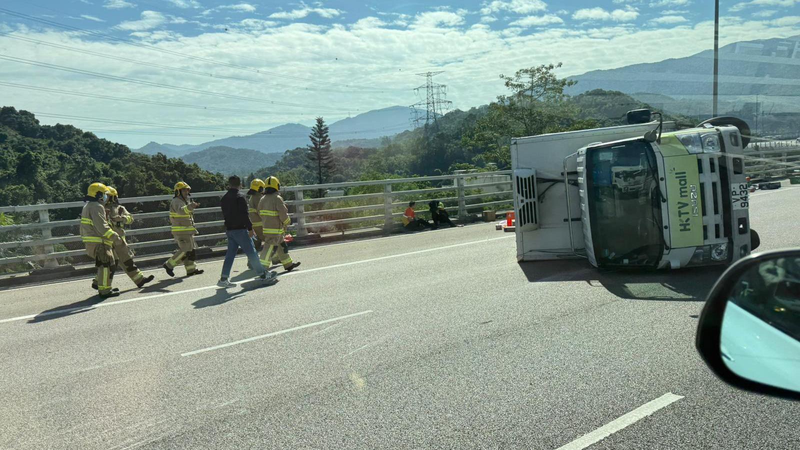 粉嶺公路一輛HKTVmall貨車發生交通意外。（fb「馬路的事討論區」圖片）