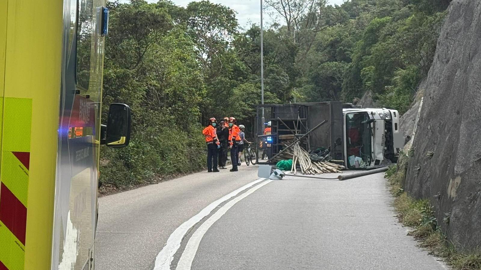 赤柱大潭道發生貨車翻側意外。（fb「車cam L（香港群組）」圖片）