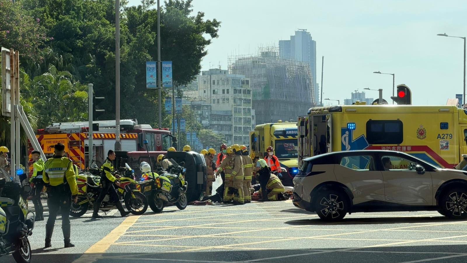 觀塘3車連環相撞，一輛的士翻側司機被困。（fb「馬路的事 (即時交通資訊台)」圖片）