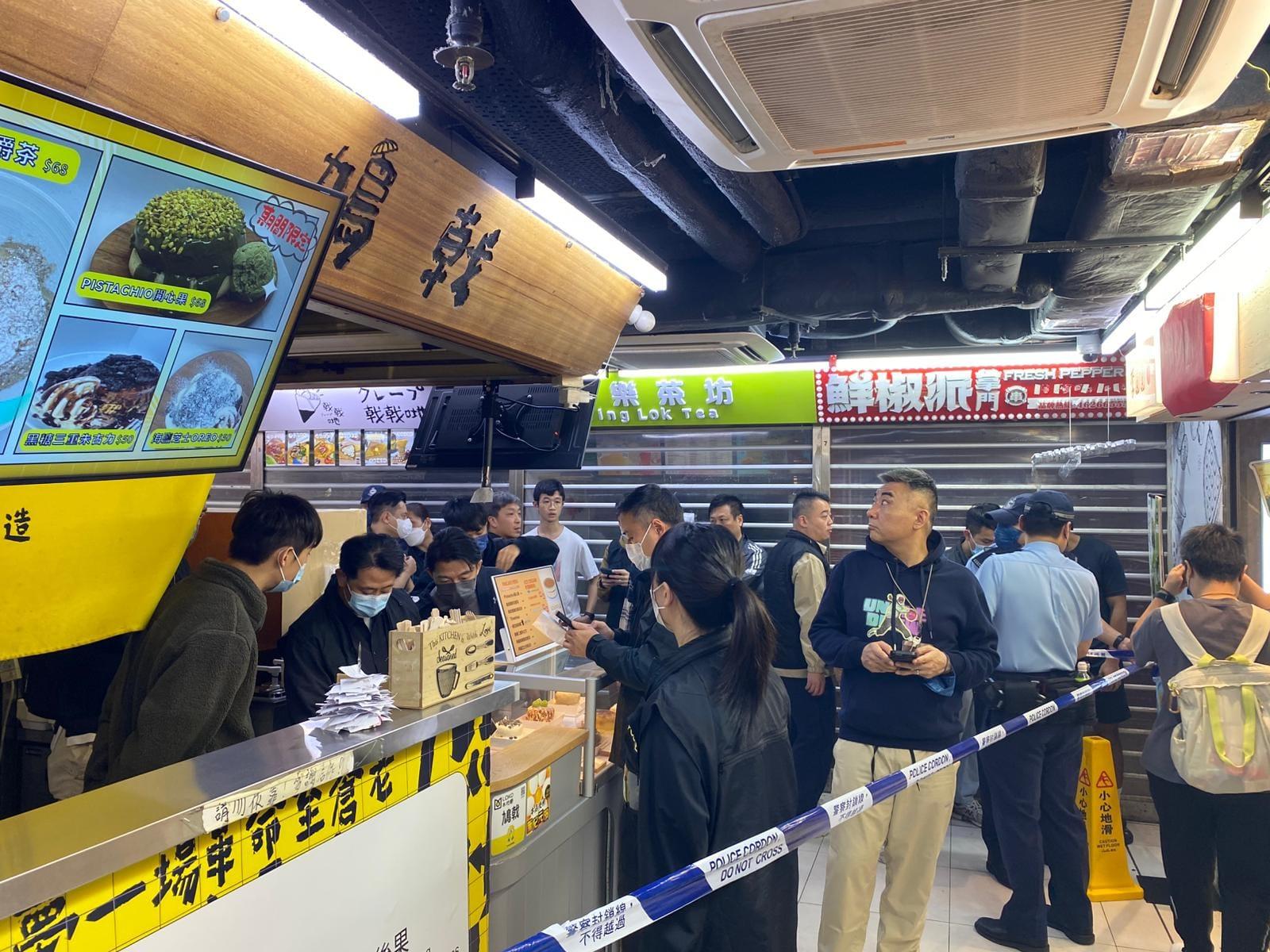  葵涌廣場二樓的梳乎厘班戟店「鳩戟」遭大批警員調查，當中包括多名便衣人員。（Facebook荃灣葵青友圖片）