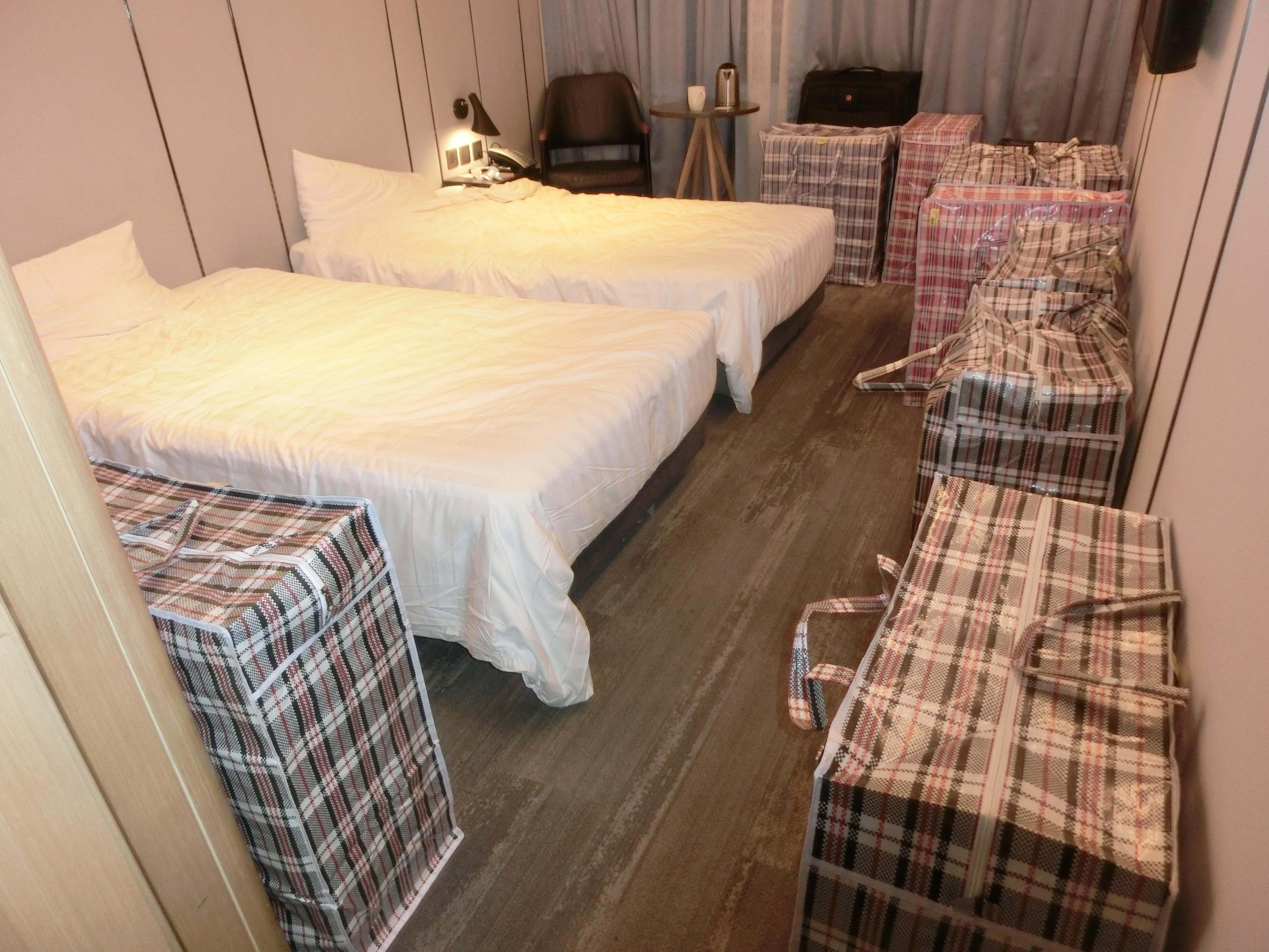 圖示於涉案酒店房間內部分檢獲的懷疑私煙。(政府新聞處)